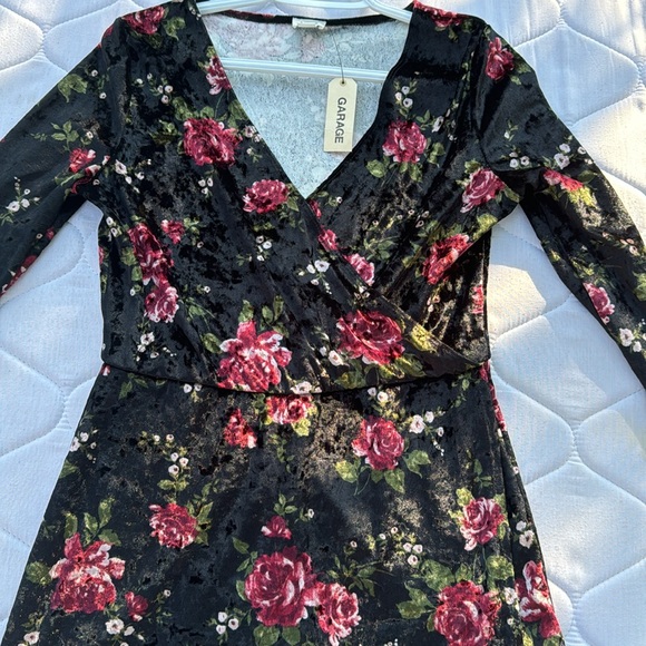 NWT velvet romper size M garage brand - Picture 4 of 5